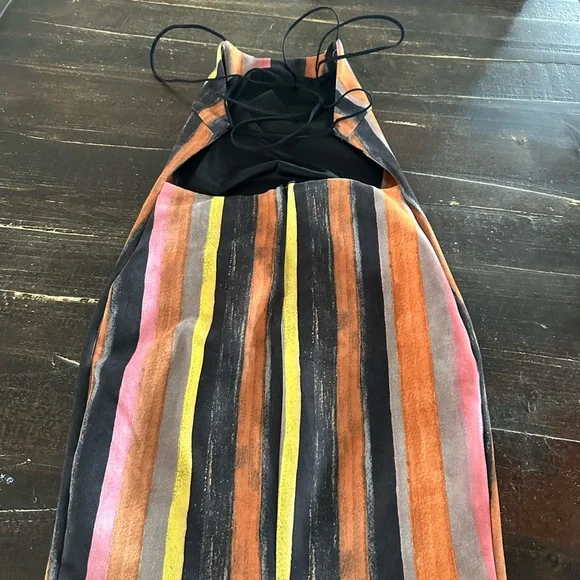 Small Backless Dress - Picture 3 of 5